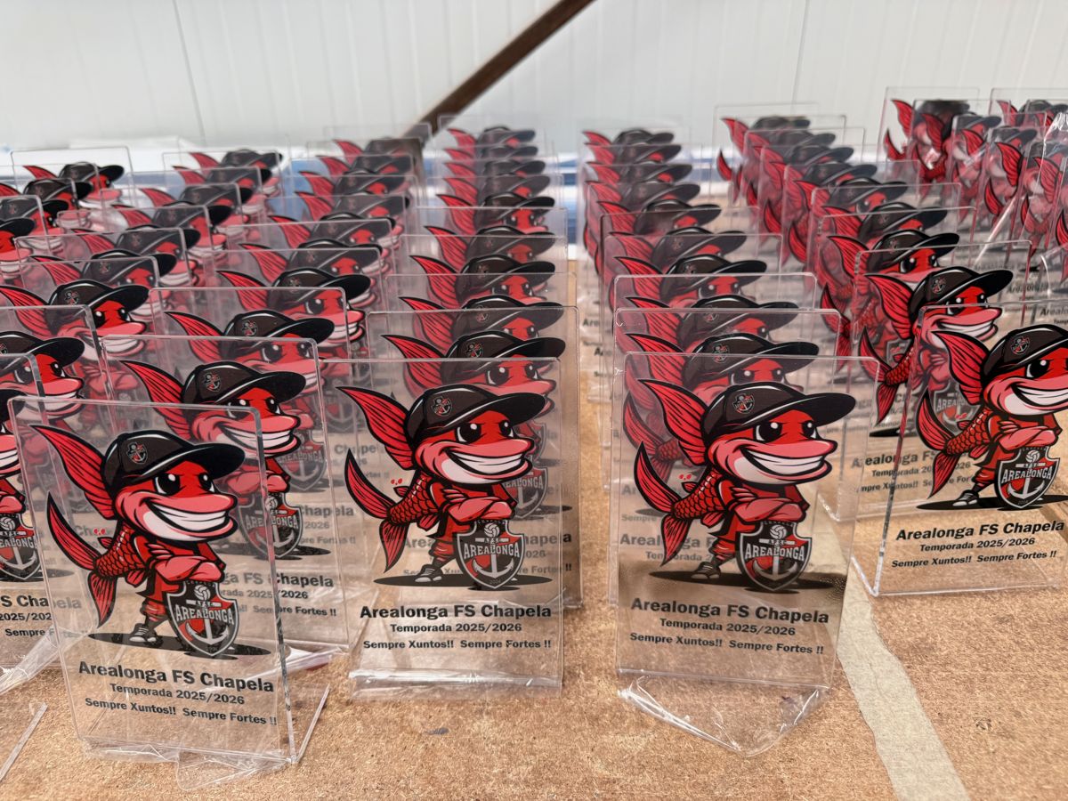 Serie de trofeos personalizados de metacrilato fabricados a láser para una competición