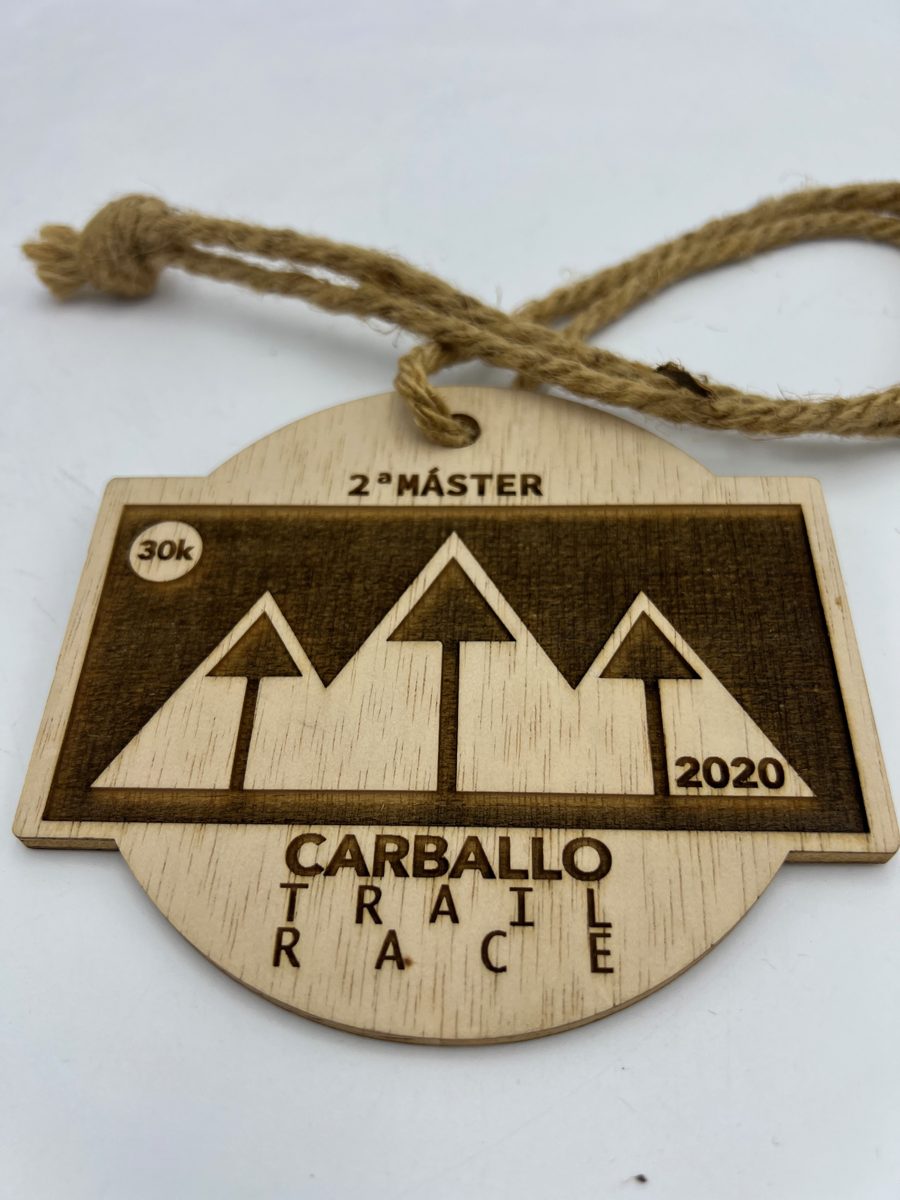 Medallas y trofeos personalizados cortados a láser — vista 2