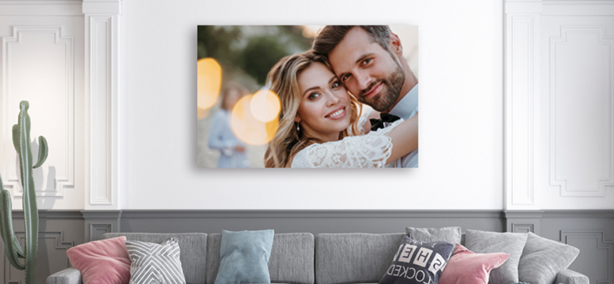 Cuadro personalizado con imagen de pareja colgado en pared sofá