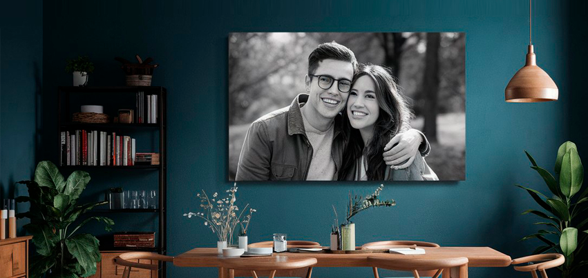Cuadro personalizado con imagen de pareja en blanco y negro colgado en pared sofá